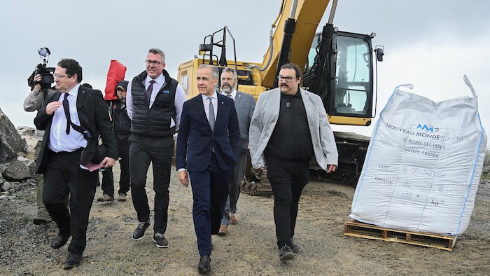Des hommes devant de la machinerie.