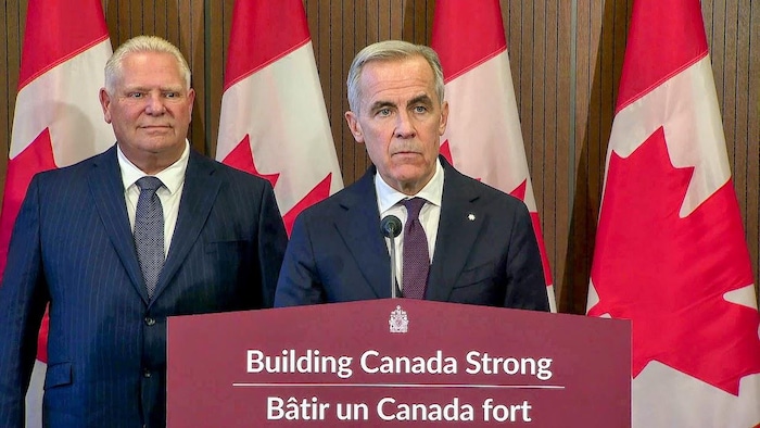 Doug Ford et Mark Carney devant un podium.