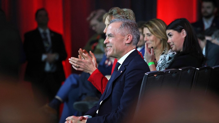 Le cook  libéral du Canada et premier ministre élu, Mark Carney, écoute le résultat du ballot  lors de l'élection du cook  du Parti libéral, à Ottawa, le 9 mars 2025.
