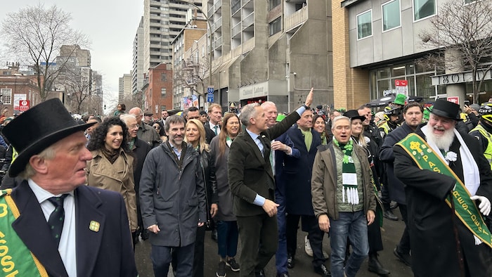 Mark Carney salue la foule.