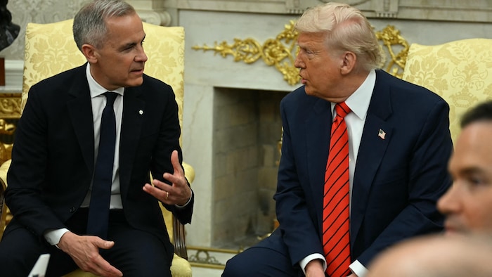 Deux hommes assis dans le Bureau ovale.