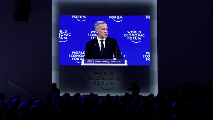 Le premier ministre canadien Mark Carney prend la parole à la 56e réunion annuelle du Forum économique mondial (FEM) à Davos, en Suisse, le 20 janvier 2026. 