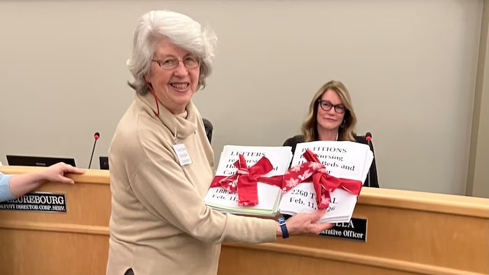 Carol Dowe dépose les signatures et les lettres personnelles au conseil municipal de Qualicum Beach.