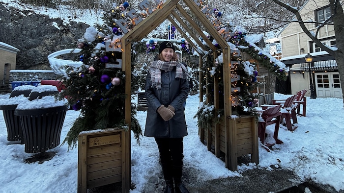 Portrait d'une femme devant un décor festif