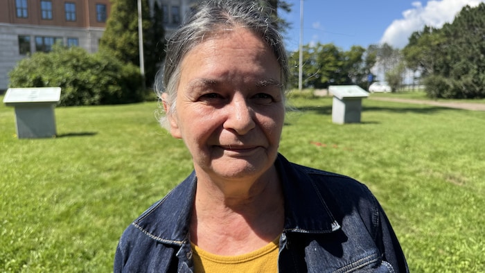 Carole Chouinard pose pour la photo à l'extérieur.