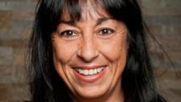 Carole Fleuret sourit en fixant la caméra.