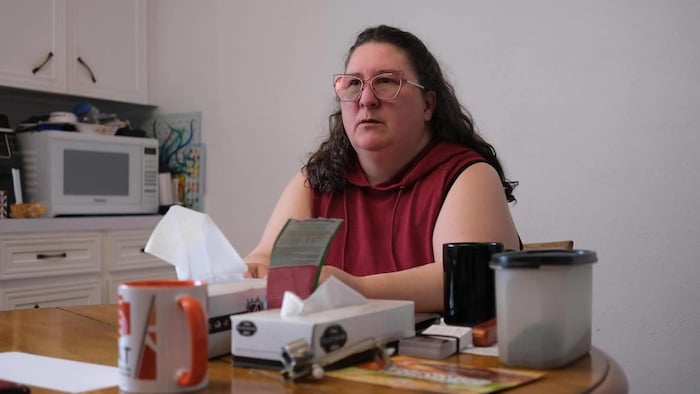 Carole Joseph est assise dans une cuisine.