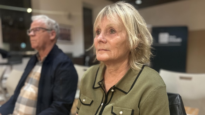Une photo de Carole Ouellet dans la salle du conseil municipal de Rimouski.