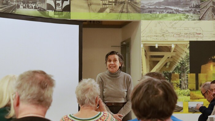CAroline Andrieux parle devant public