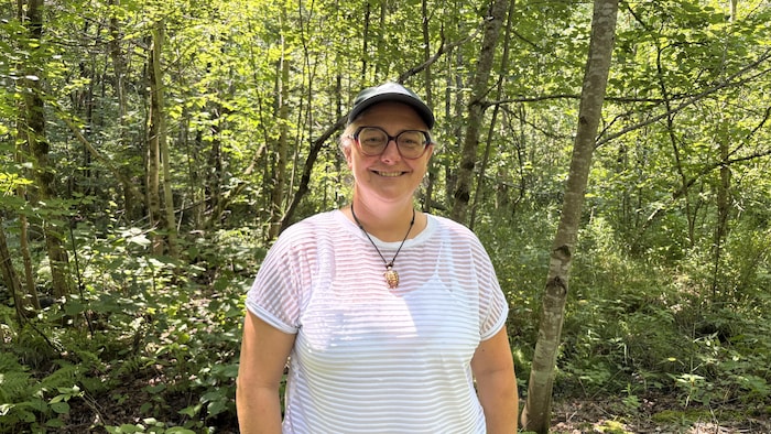 Caroline Bisson pose dans la forêt.