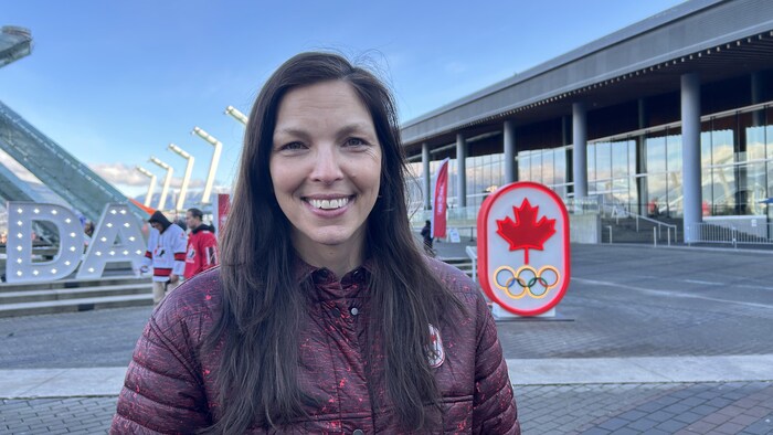 Caroline Calvé porte un mateau d'Équipe Canada et se trouve différentes installations mises en place pour le Fanfest