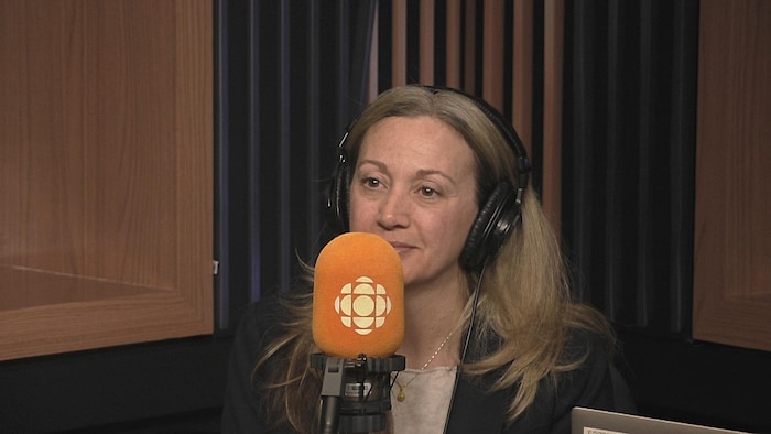 Caroline Desrochers parle au micro.