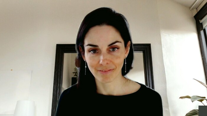 Plan rapproché de Caroline Huot, en entrevue par visioconférence