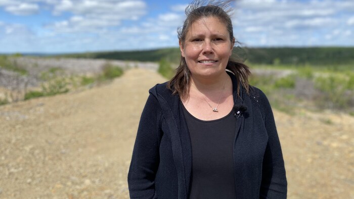 Caroline Lubbe-D'Arcy sur un chemin qui mène à une coupe forestière.