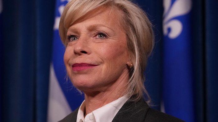 Caroline Proulx en point de presse.