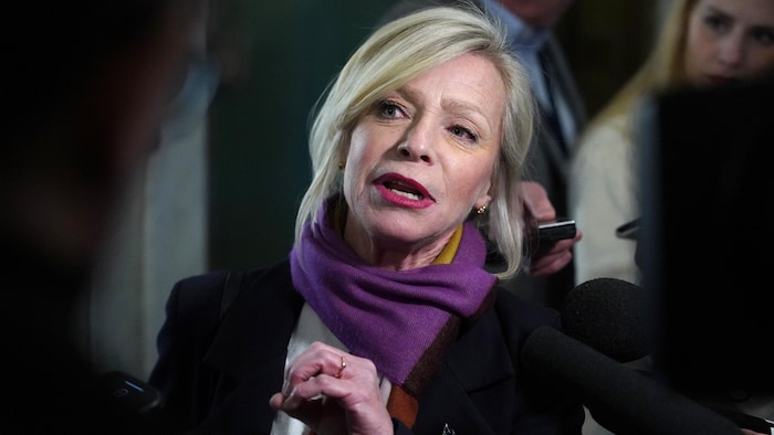 Portrait de Caroline Proulx en mêlée de presse.