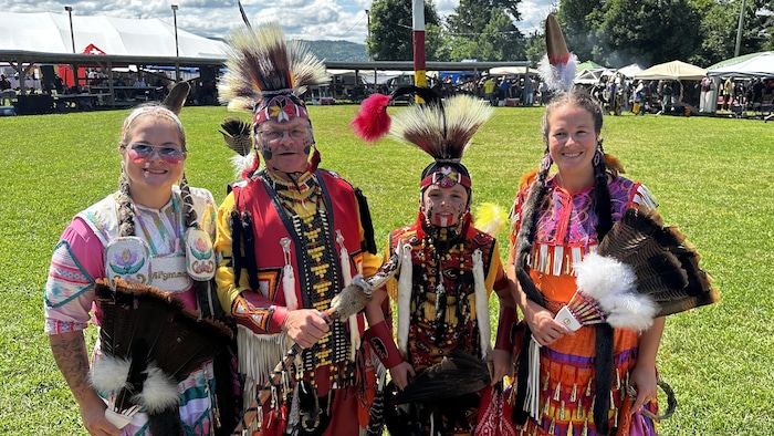 Quatre danseurs de la Nation micmac de Gespeg en régalia.