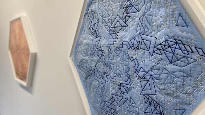 Deux œuvres d'art en forme hexagonale.