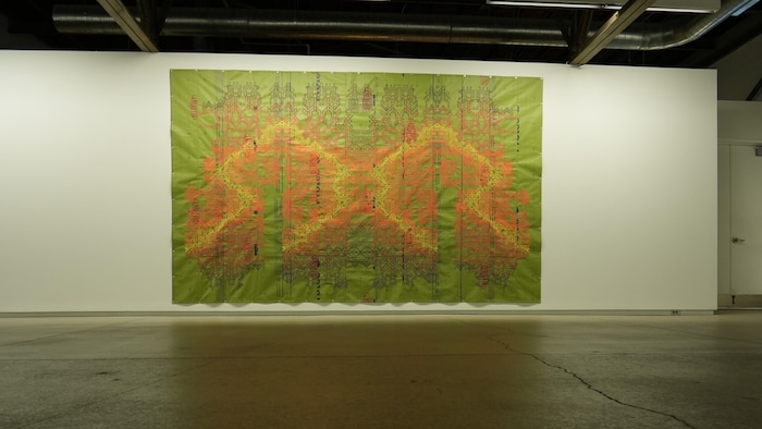 Une grande oeuvre d'art accrochée dans une galerie.