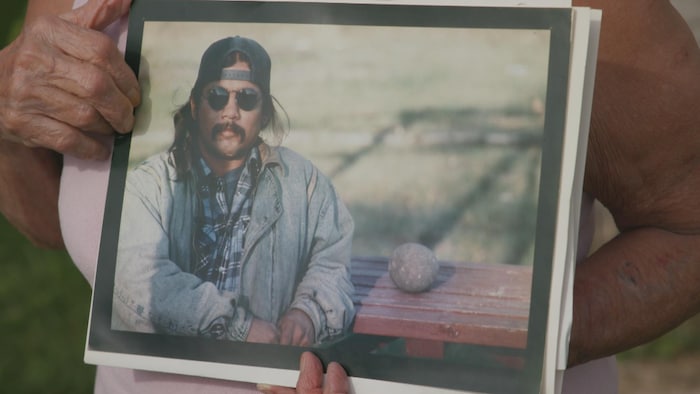 Carolyn George-Mandoka, montre une photo de son frère, Dudley George. Elle raconte qu'il était un homme amusant, qui la faisait toujours rire.
