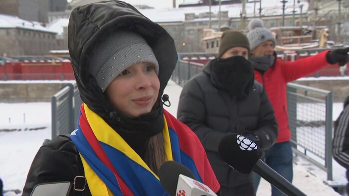Carolyn Duran répond aux questions des journalistes.