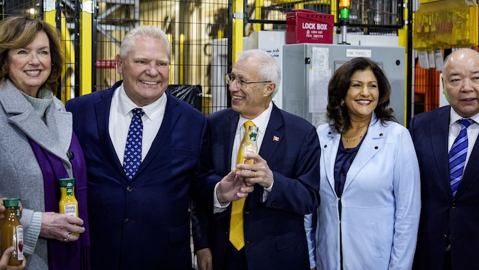 Carolyn Parrish, Doug Ford, un de ses ministres et deux autres personnes dans une usine.