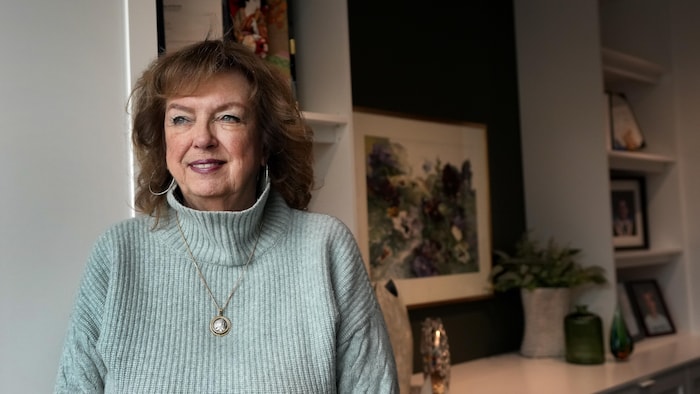 Carolyn Parrish pose pour une photo dans son bureau. Elle regarde au loin, à sa droite.