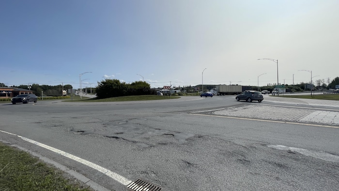 Des véhicules circulent sur le carrefour giratoire de Mont-Joli.