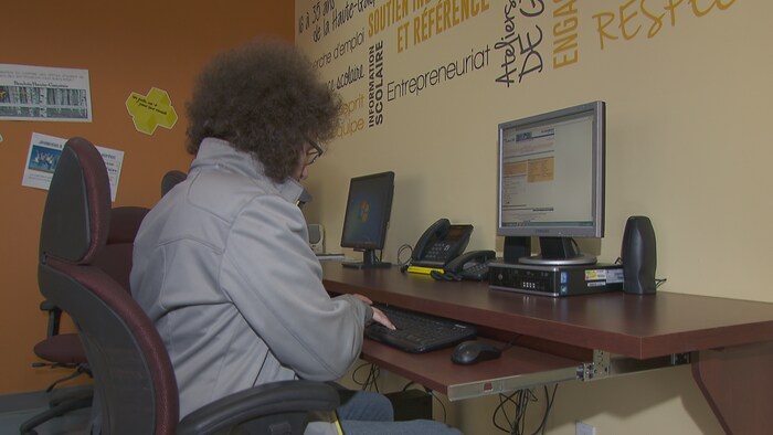 Un jeune utilise un ordinateur au Carrefour Jeunesse Emploi de Haute-Gaspésie