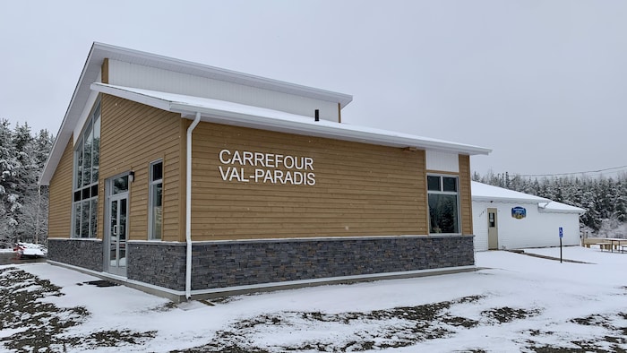 Un bâtiment servant de centre communautaire.