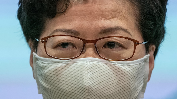 Plan rapproché de Carrie Lam, qui porte un masque.