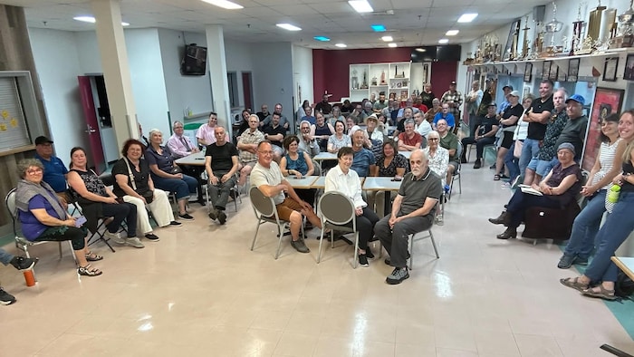 Plusieurs personnes dans une salle.