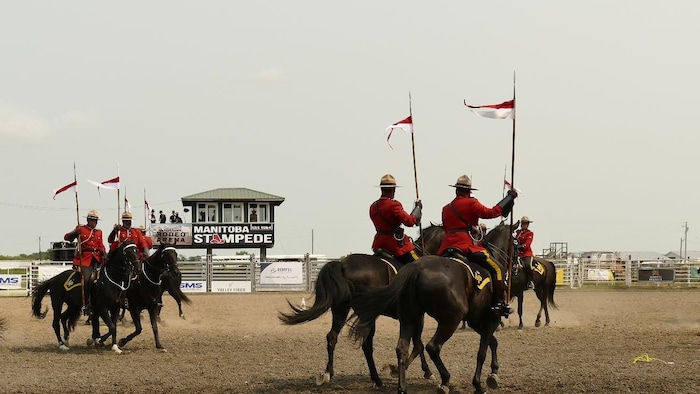 Des cavaliers de la GRC sur leur monture lors d'un spectacle à Morris, au Manitoba, le 19 juillet 2024.