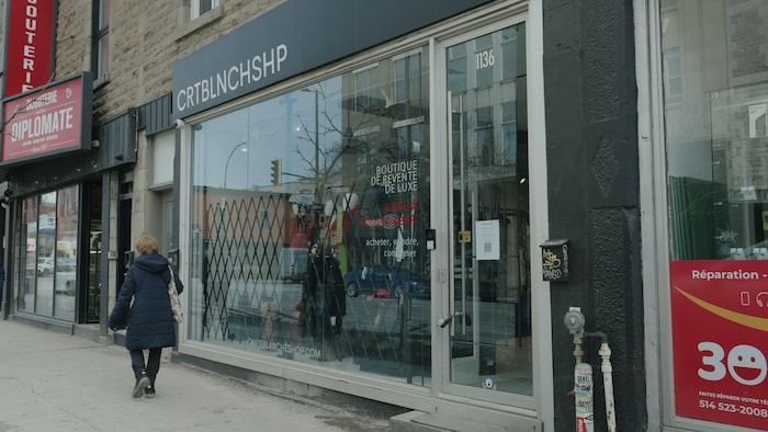 Devanture d'un commerce de revente d'articles de luxe, sécurisé par une sonnette vidéo. 