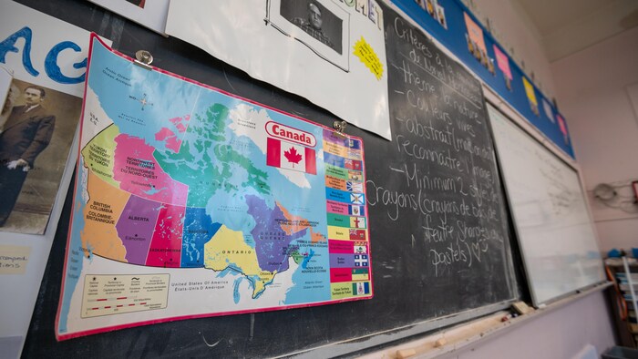 Une carte du Canada sur un tableau, dans une salle de classe