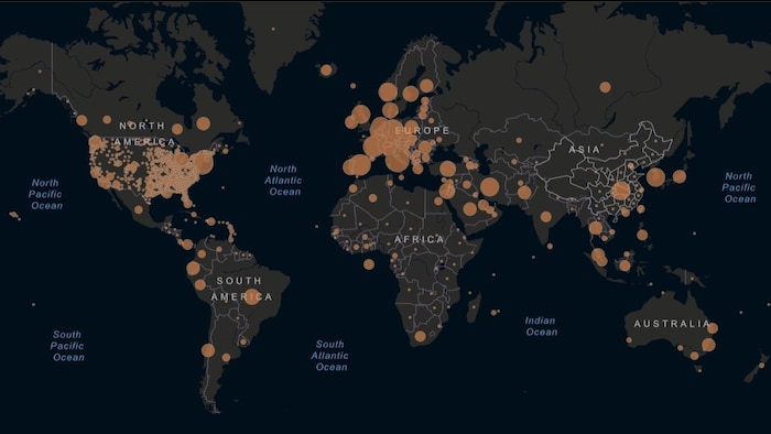 Une carte du monde avec des points rouges, qui représentent la propagation mondiale de la COVID-19.