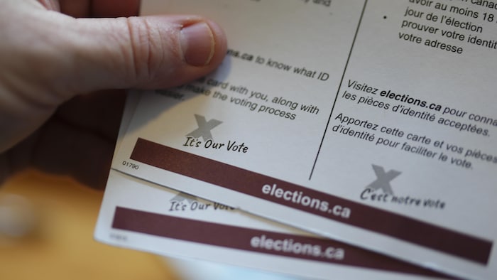 Une carte d'électeur.