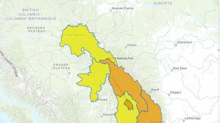 Une carte montrant les zones visées par des veilles d’inondation et des avis de débit élevé.