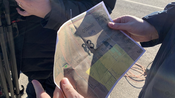 Des mains tiennent une carte.