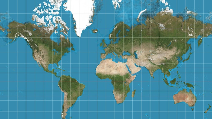 Une carte satellite représentée en deux dimensions selon la projection de Mercator, qui montre les régions près des pôles comme étant plus grandes que la réalité.