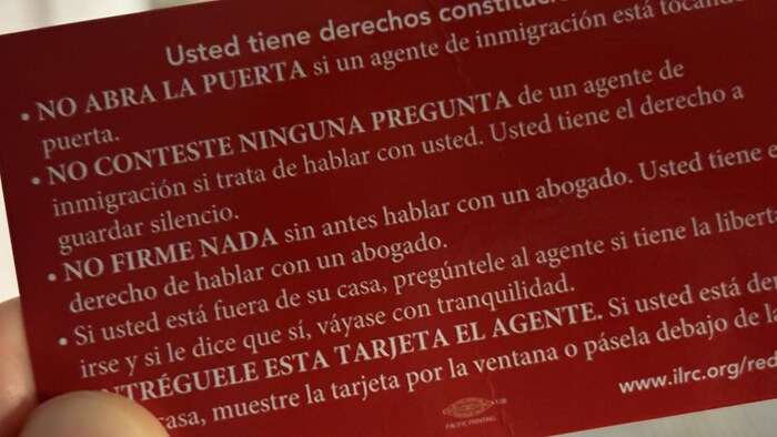 Une carte rouge avec des instructions en espagnol.
