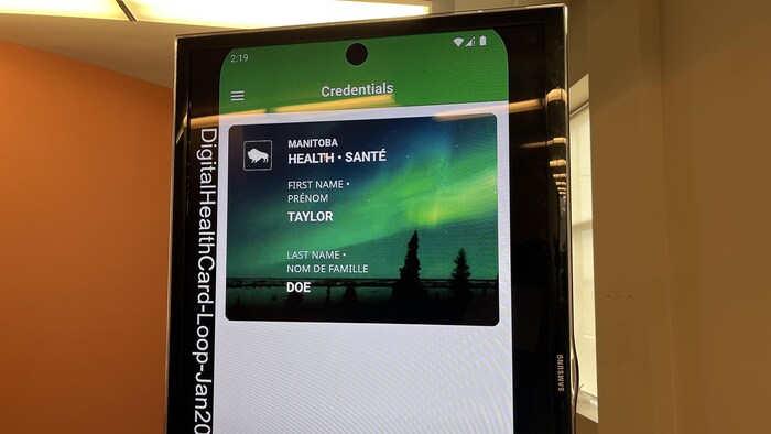 Un écran montrant un téléphone sur lequel est ouverte l'application MB Wallet.