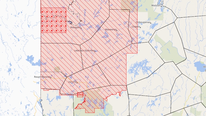 Cette carte montre à l'aide de lignes les interdictions de feux à ciel ouvert. Les carrés tout au nord et le plus petit au sud de Val-d'Or désignent les zones où il est interdit d'accéder à la forêt.