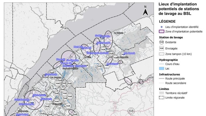 Une carte désignant les lieux potentiels pour de nouvelles stations de lavage, les stations existances, les cours d'eau et les lacs du territoire.