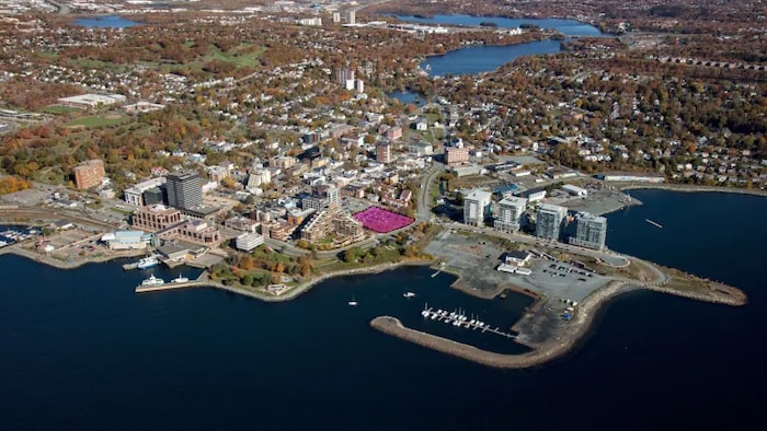 منظر من الجو لمدينة ساحلية في شرق كندا.