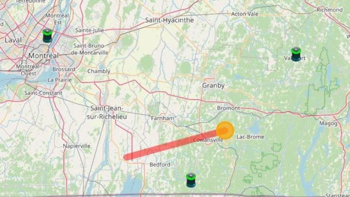 Une ligne rouge sur une carte géographique.