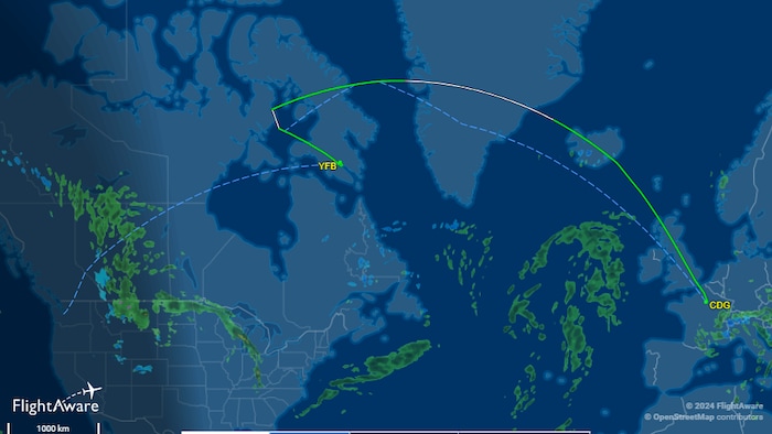 Une carte montrant le trajet prévu (ligne en tirets) et le trajet réacheminé vers Iqaluit (en vert). 