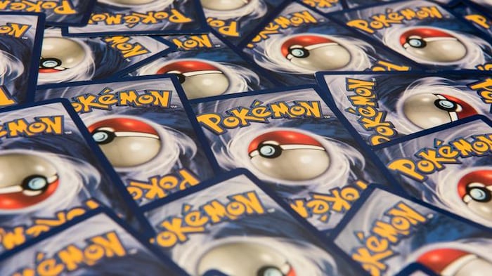 Un nombre important de cartes Pokémon à l'envers.