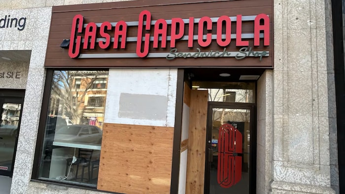 La façade du restaurant,Cassa Capicola, avec une vitre barricadée.