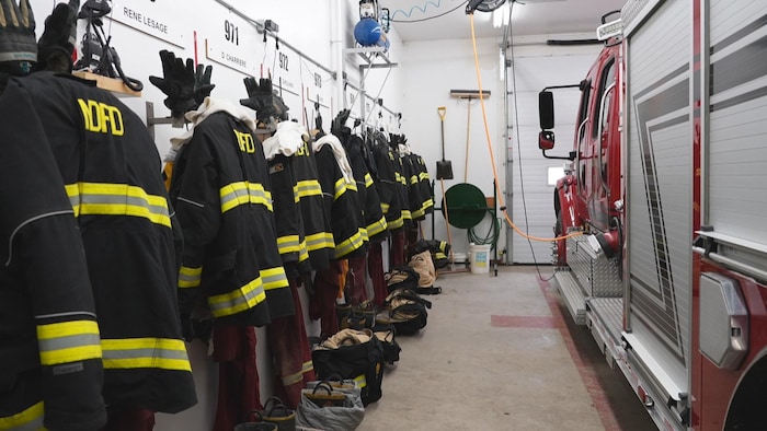 L'intérieur d'une caserne de pompiers.